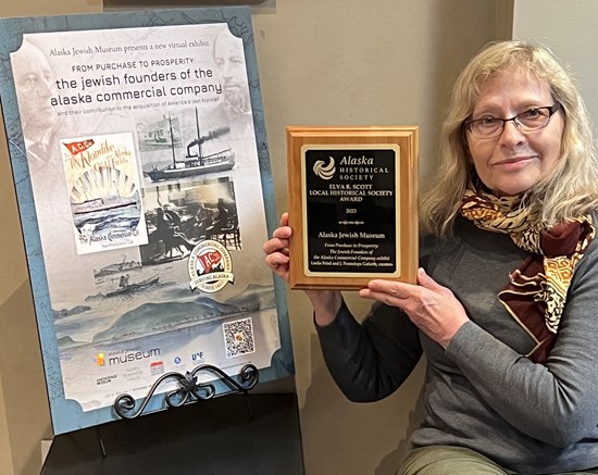 Leslie Fried holding plaque